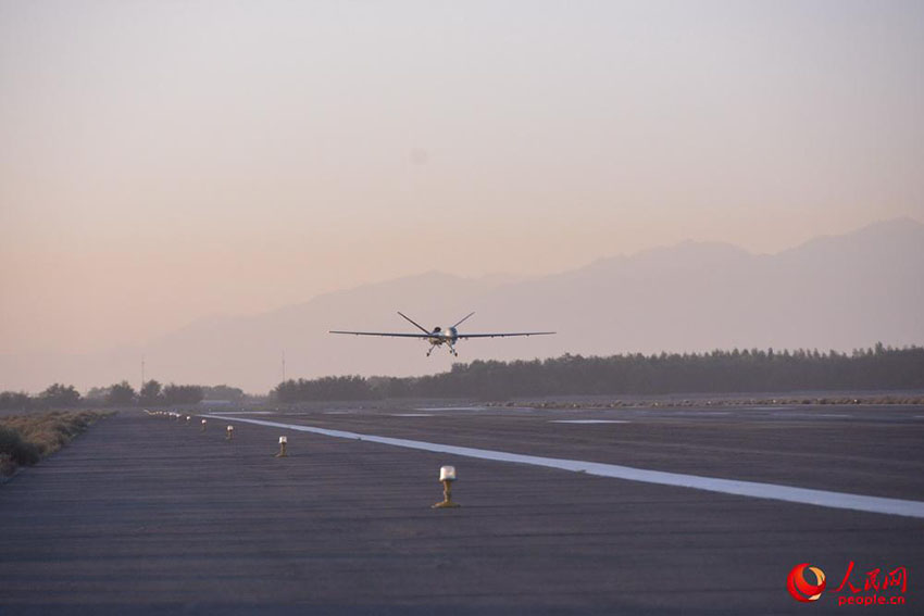 Drone chinês “Arco-íris 5” realiza exercício com fogo
