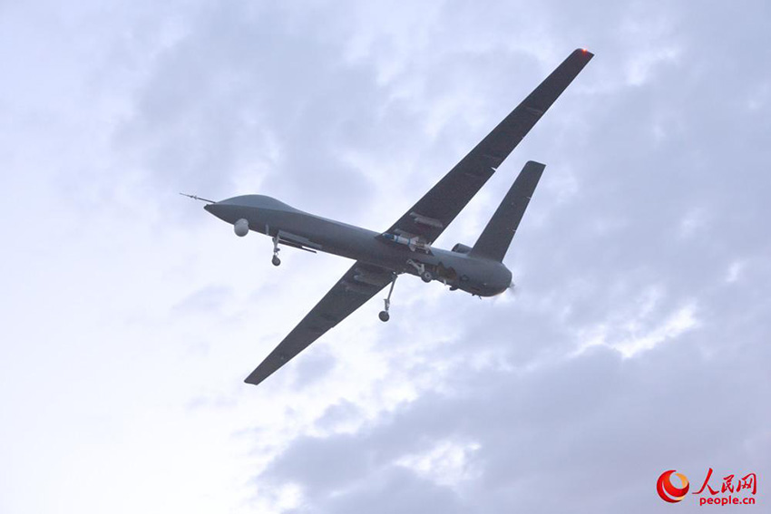 Drone chinês “Arco-íris 5” realiza exercício com fogo