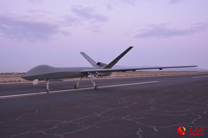 Drone chinês “Arco-íris 5” realiza exercício com fogo