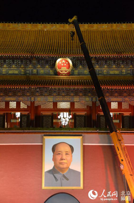 Novo retrato de Mao Zedong colocado na Pra?a Tiananmen para celebrar Dia Nacional