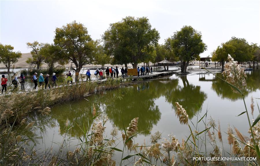 Cenário turístico do rio Tarim, na Regi?o Aut?noma Uigur de Xinjiang