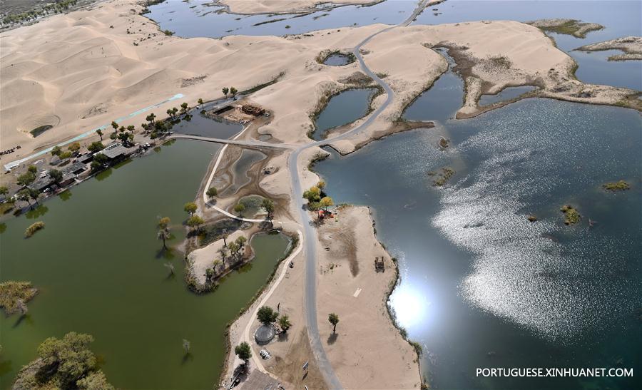 Cenário turístico do rio Tarim, na Regi?o Aut?noma Uigur de Xinjiang