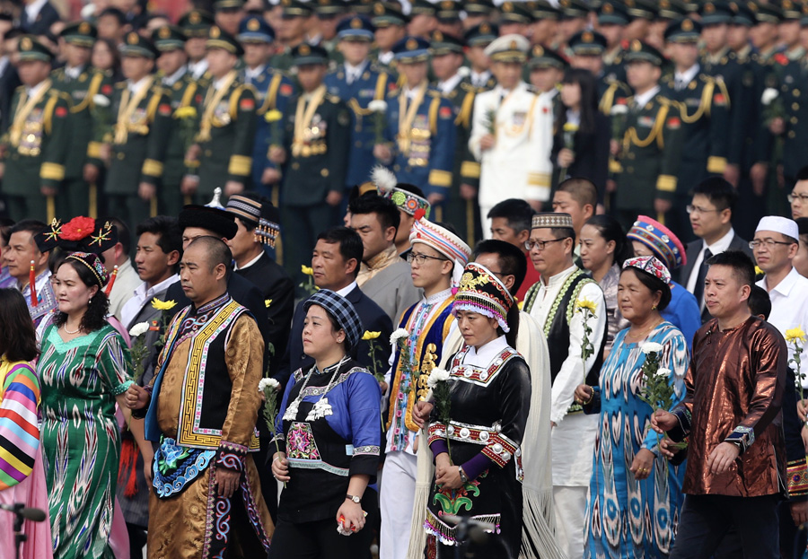 Presidente Xi presta homenagem a heróis nacionais na Pra?a Tian'anmen