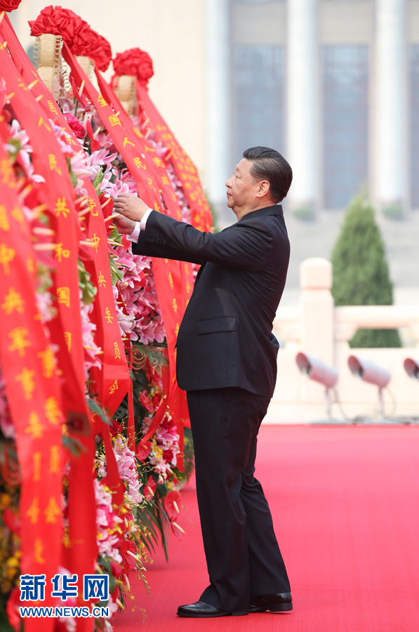 Presidente Xi presta homenagem a heróis nacionais na Pra?a Tian'anmen
