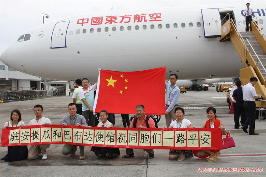 Voos fretados levam cerca de 400 chineses de volta para a China depois do Furac?o Maria