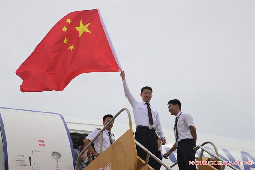 Voos fretados levam cerca de 400 chineses de volta para a China depois do Furac?o Maria