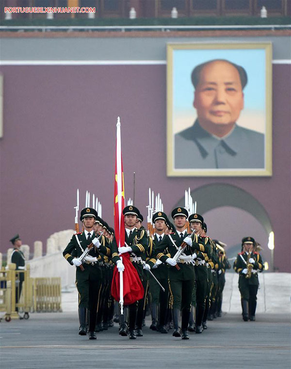 Cerim?nias de hasteamento da bandeira nacional s?o realizadas ao redor da China
