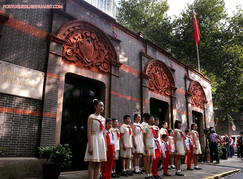 Cerim?nias de hasteamento da bandeira nacional s?o realizadas ao redor da China