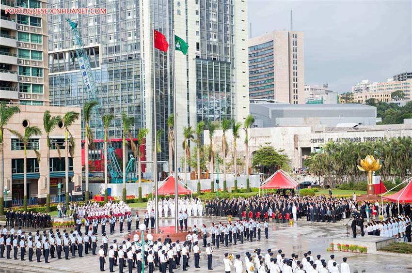 Cerim?nias de hasteamento da bandeira nacional s?o realizadas ao redor da China
