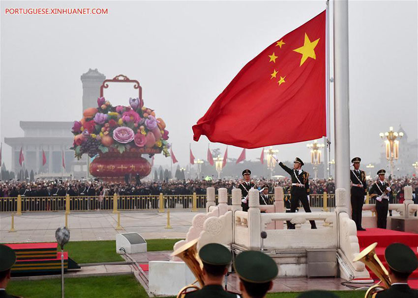 Cerim?nias de hasteamento da bandeira nacional s?o realizadas ao redor da China