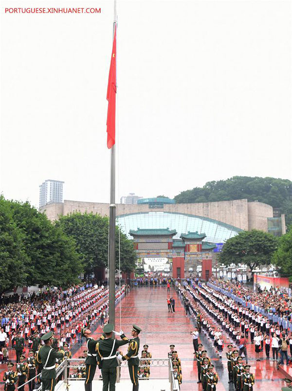 Cerim?nias de hasteamento da bandeira nacional s?o realizadas ao redor da China