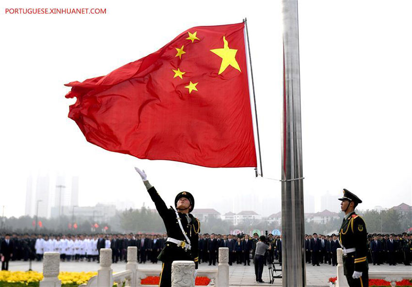 Cerim?nias de hasteamento da bandeira nacional s?o realizadas ao redor da China