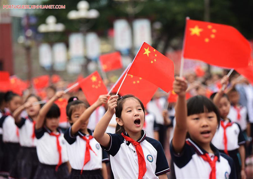 Cerim?nias de hasteamento da bandeira nacional s?o realizadas ao redor da China