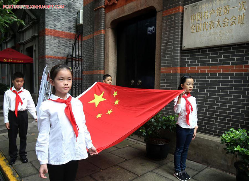 Cerim?nias de hasteamento da bandeira nacional s?o realizadas ao redor da China