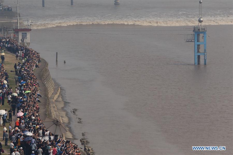 Macaréu do rio Qiantang atinge ponto máximo