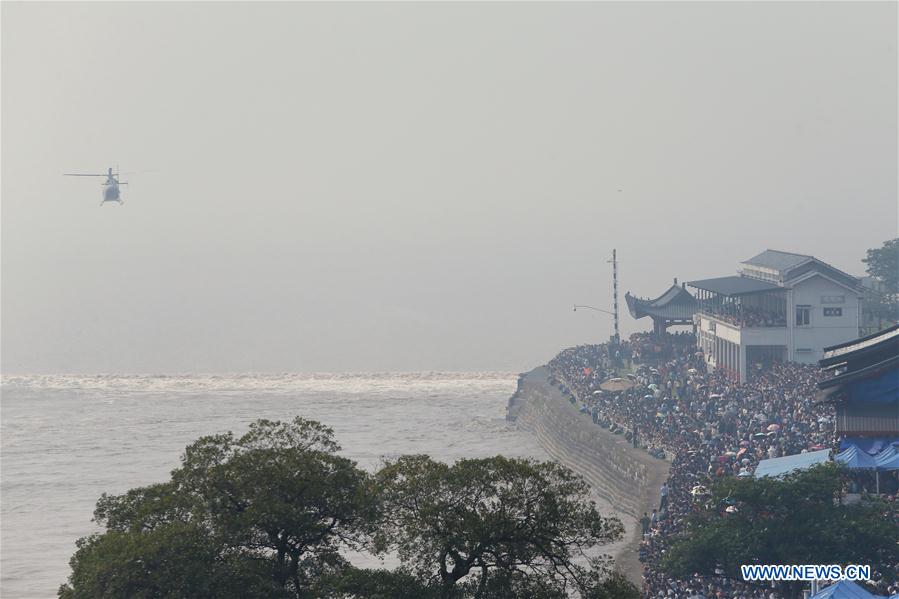 Macaréu do rio Qiantang atinge ponto máximo