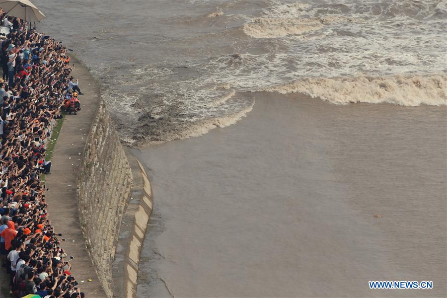 Macaréu do rio Qiantang atinge ponto máximo