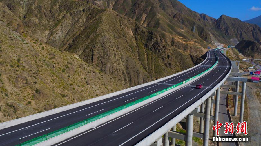 Município aut?nomo no noroeste da China inaugura primeira autoestrada