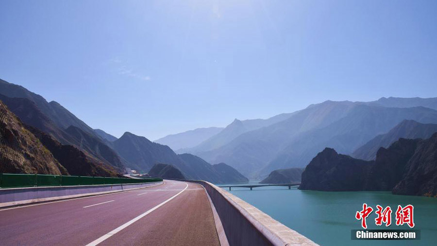 Município aut?nomo no noroeste da China inaugura primeira autoestrada