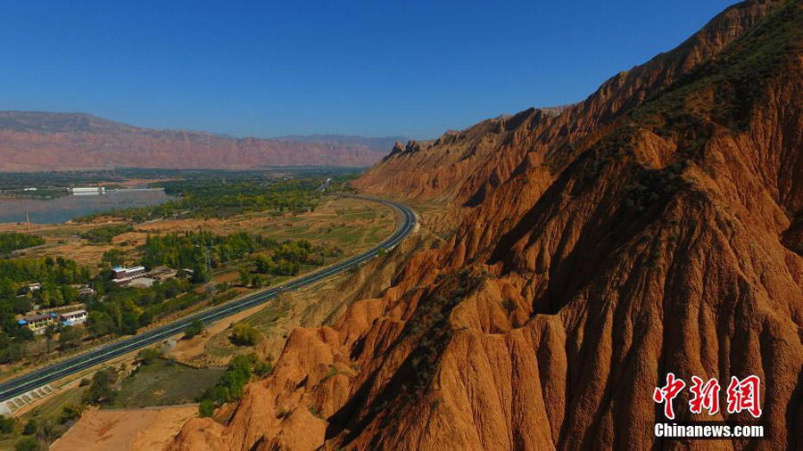 Município aut?nomo no noroeste da China inaugura primeira autoestrada