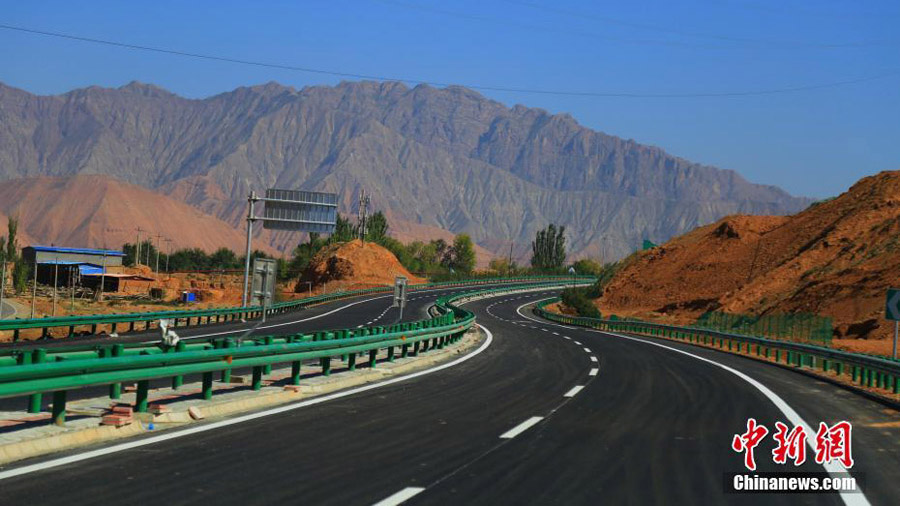 Município aut?nomo no noroeste da China inaugura primeira autoestrada