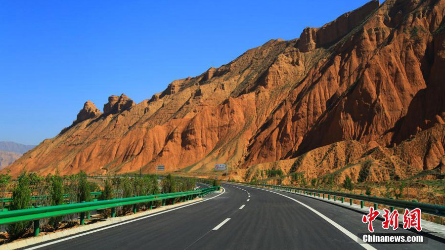 Município aut?nomo no noroeste da China inaugura primeira autoestrada