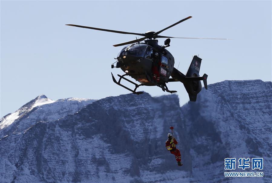 For?a Aérea Suí?a realiza exercício nos Alpes