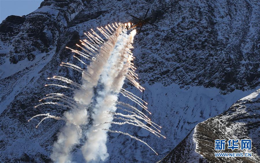 For?a Aérea Suí?a realiza exercício nos Alpes