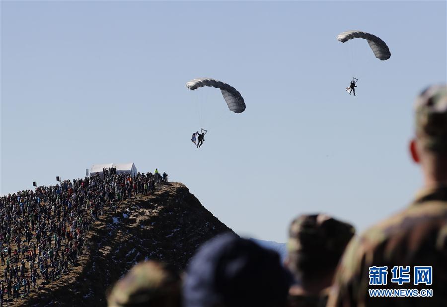 For?a Aérea Suí?a realiza exercício nos Alpes