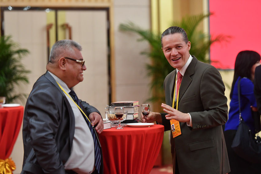 Galeria: Centro de imprensa do 19o Congresso Nacional do PCCh realiza banquete de boas-vindas para jornalistas