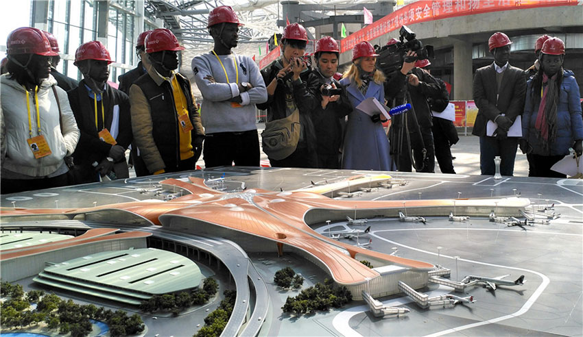 Terminal principal do novo aeroporto de Beijing recebe cobertura