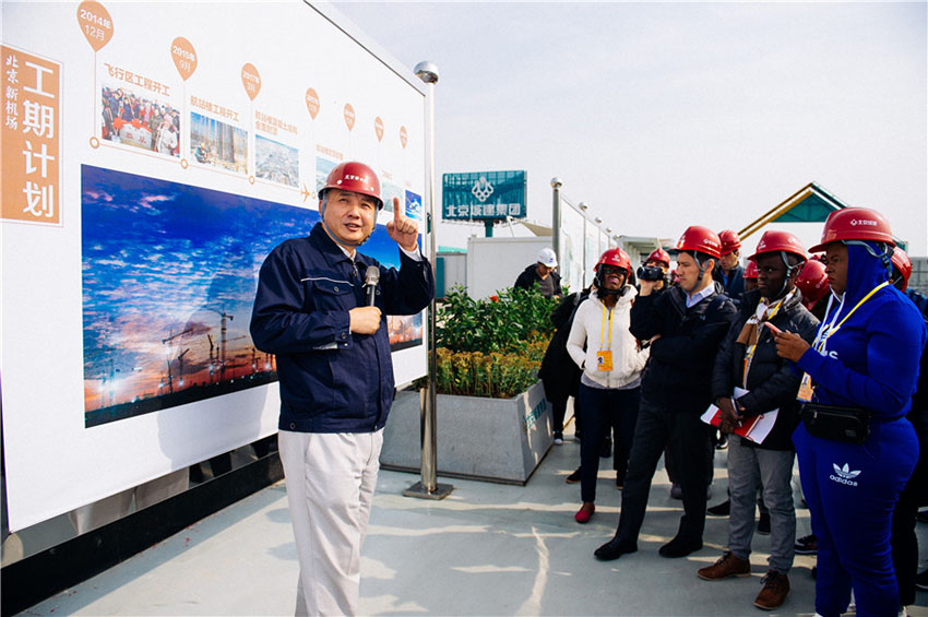 Terminal principal do novo aeroporto de Beijing recebe cobertura