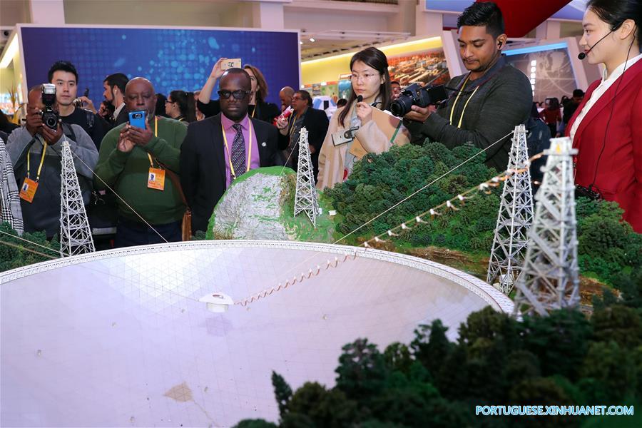 Jornalistas estrangeiros visitam exposi??o sobre conquistas da China nos últimos cinco anos