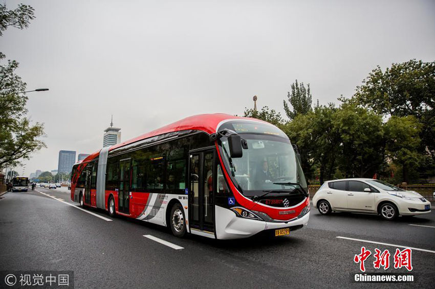 ?nibus totalmente elétricos come?am a circular nas ruas de Beijing