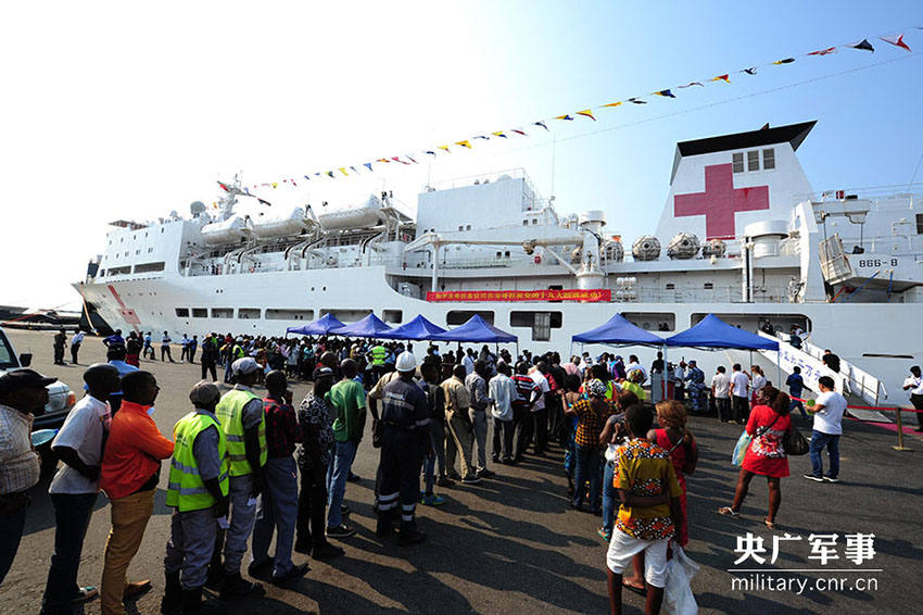 Navio hospital chinês oferece servi?o médico a pacientes angolanos
