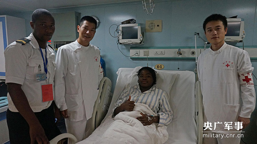 Navio hospital chinês oferece servi?o médico a pacientes angolanos