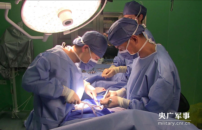 Navio hospital chinês oferece servi?o médico a pacientes angolanos