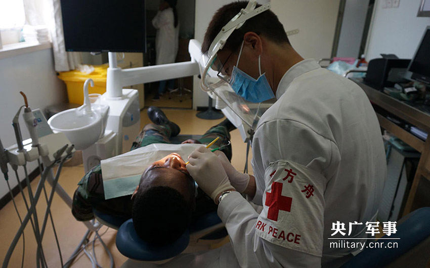 Navio hospital chinês oferece servi?o médico a pacientes angolanos