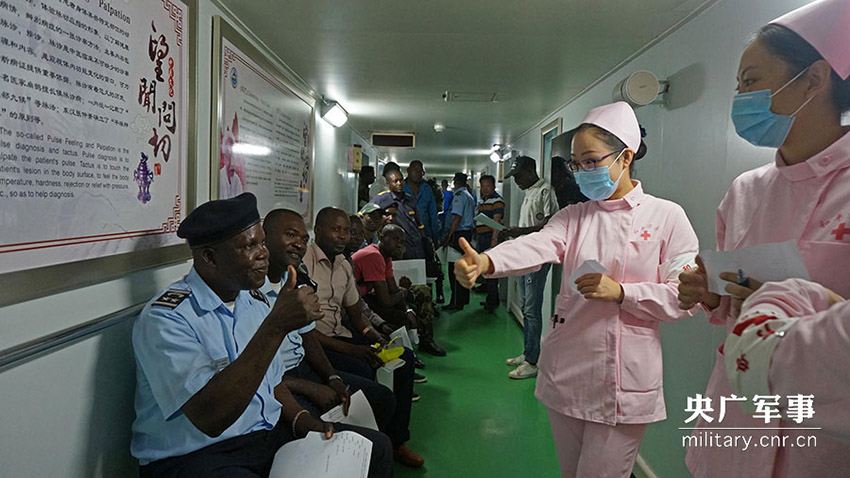 Navio hospital chinês oferece servi?o médico a pacientes angolanos