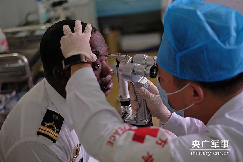 Navio hospital chinês oferece servi?o médico a pacientes angolanos