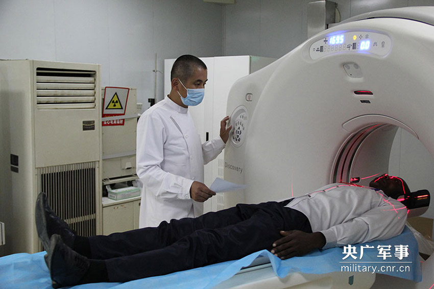 Navio hospital chinês oferece servi?o médico a pacientes angolanos
