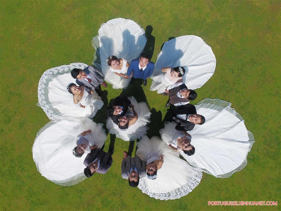 Casais posam para fotos de casamento em Yunnan