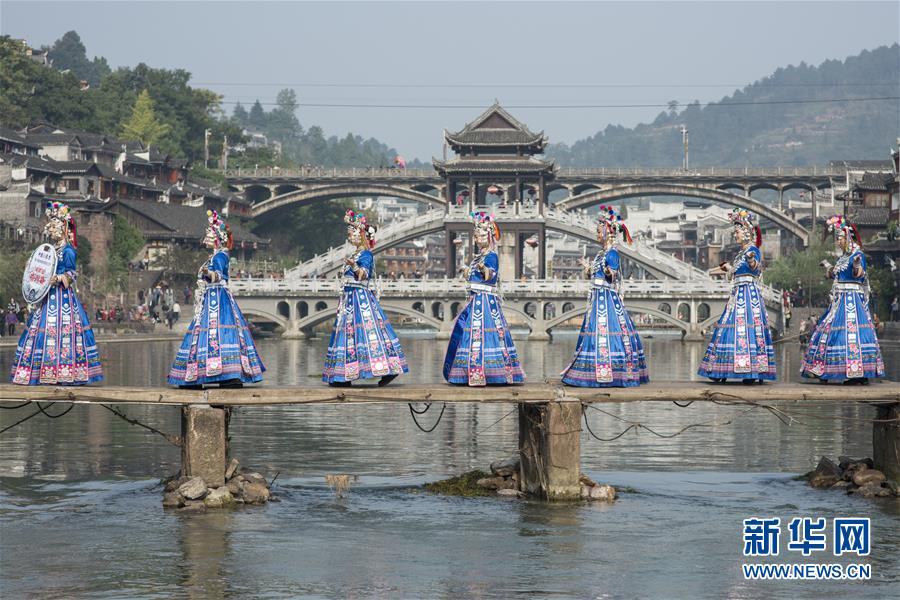 Vestuário da etnia Miao em exibi??o no festival cultural em Hunan