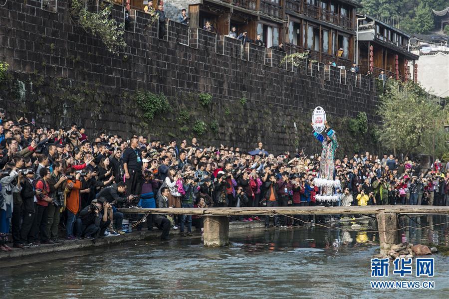 Vestuário da etnia Miao em exibi??o no festival cultural em Hunan