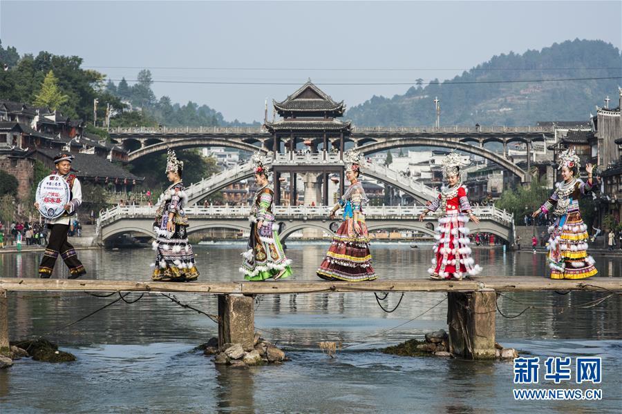 Vestuário da etnia Miao em exibi??o no festival cultural em Hunan