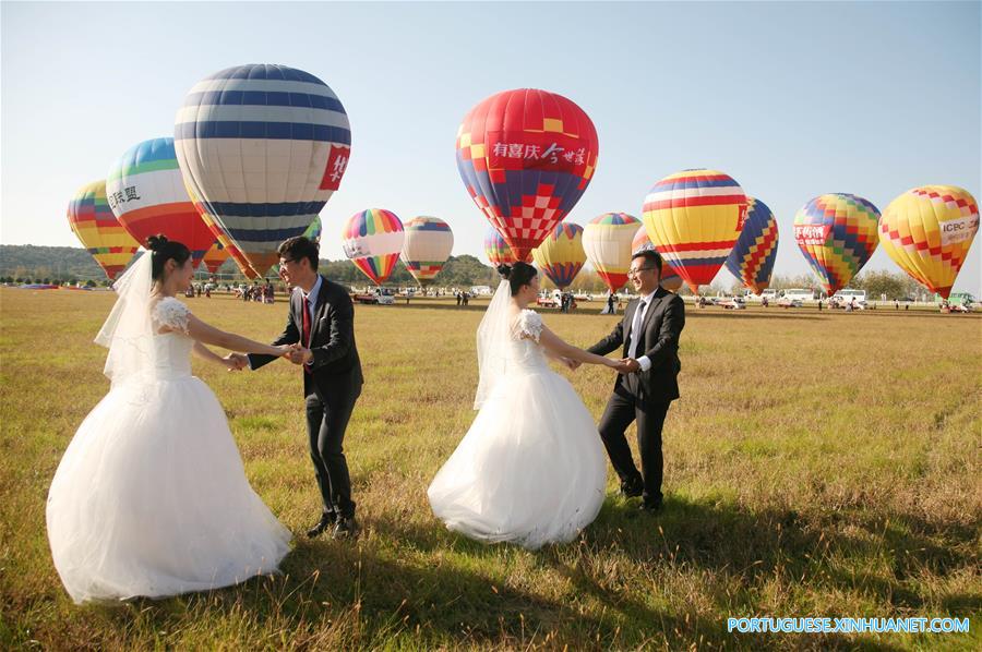 Cerim?mia de casamento conjunta é realizada em bal?es de ar quente em Nanjing