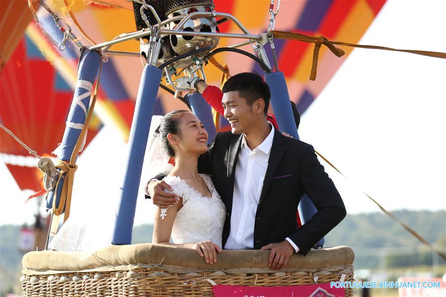 Cerim?mia de casamento conjunta é realizada em bal?es de ar quente em Nanjing