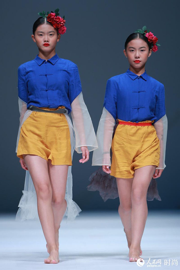 Trajes tradicionais para crian?as em destaque na Semana da Moda Internacional da China