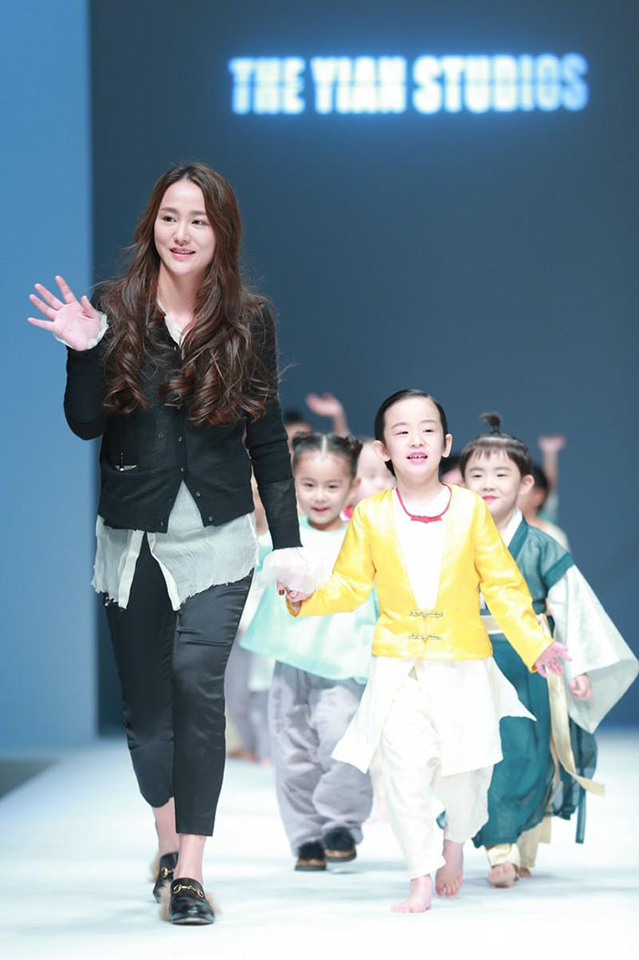 Trajes tradicionais para crian?as em destaque na Semana da Moda Internacional da China