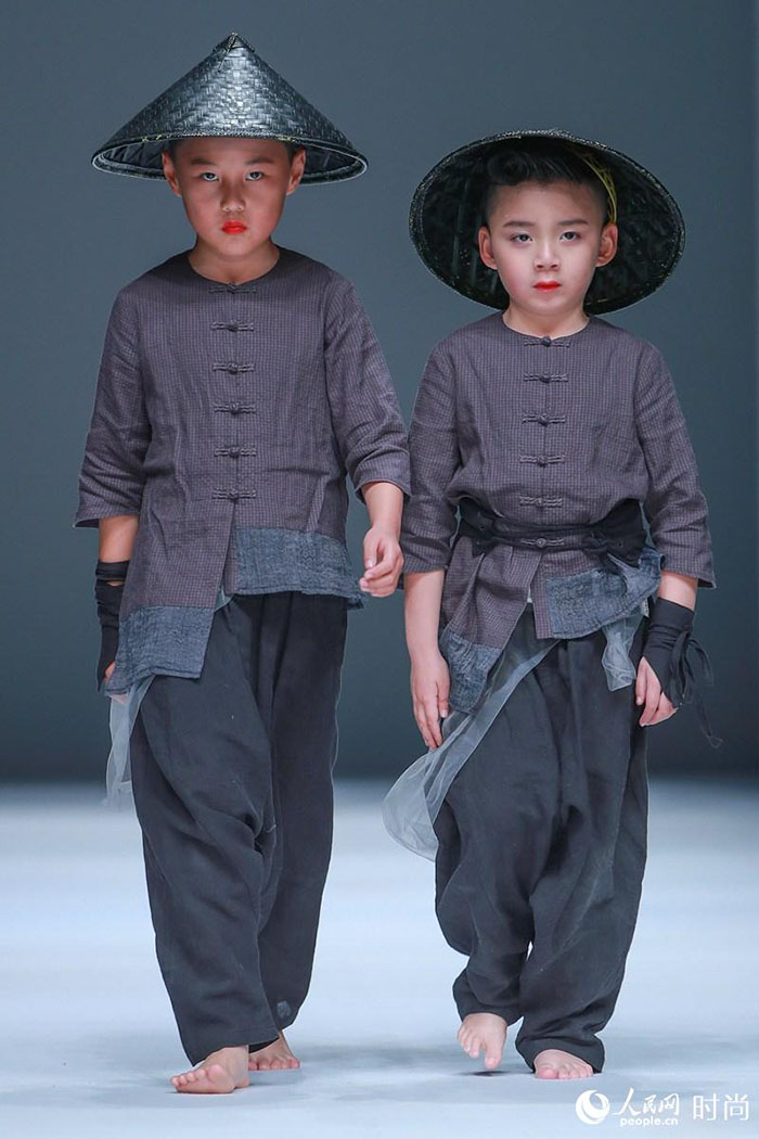 Trajes tradicionais para crian?as em destaque na Semana da Moda Internacional da China